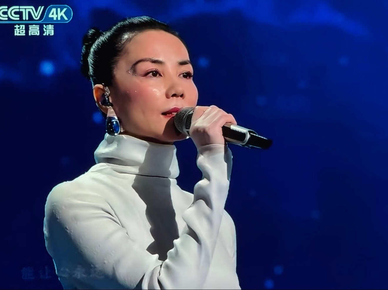 王菲好时髦啊，耳环好好看 