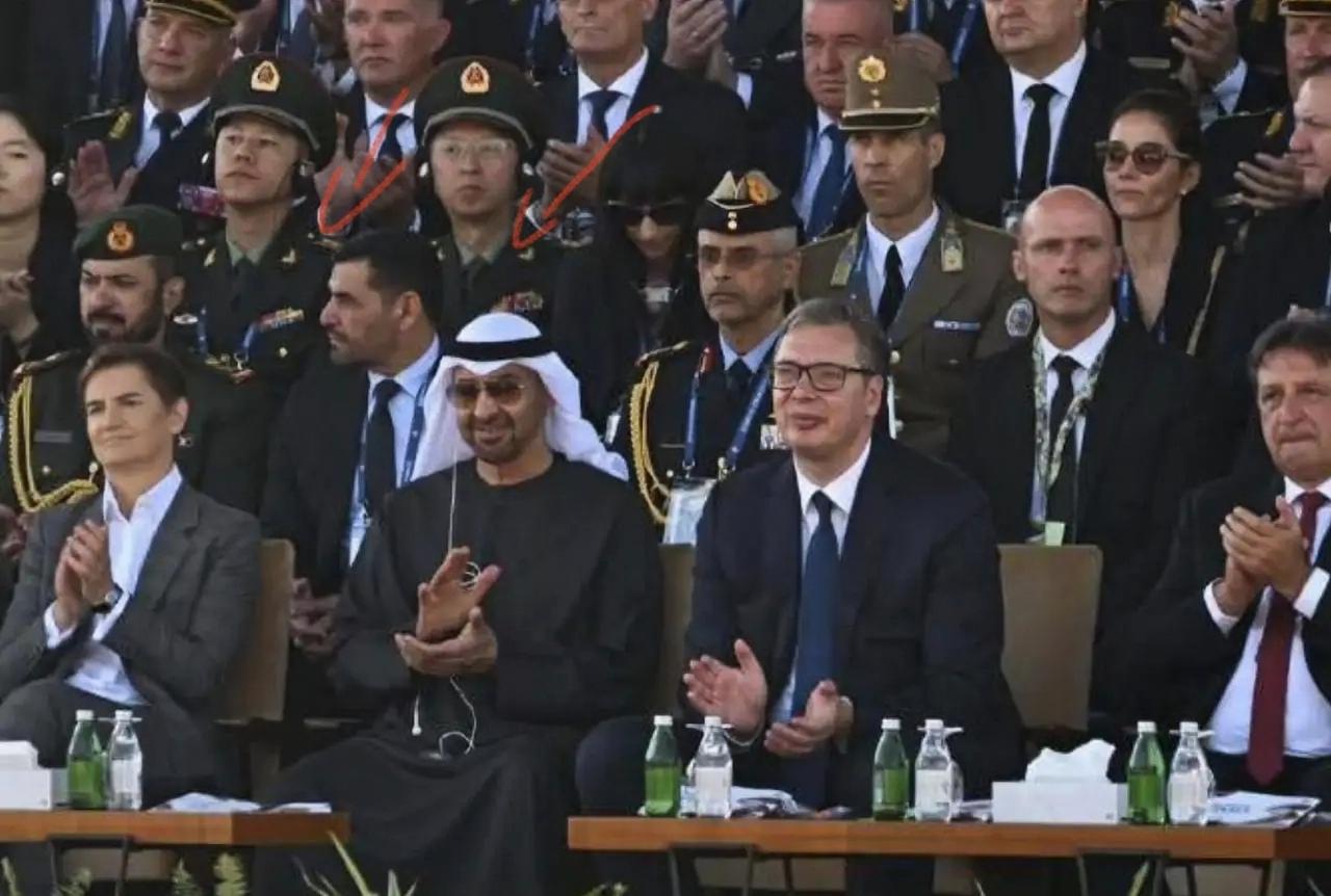 塞尔维亚阅兵，看到这张照片我发现了2个亮点！

1、在照片的左边有两位亚洲面孔的