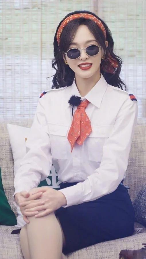 唐嫣是一位演艺圈中做85花，不仅有着优美的外形，还有着不俗的演技。
近日，唐嫣在