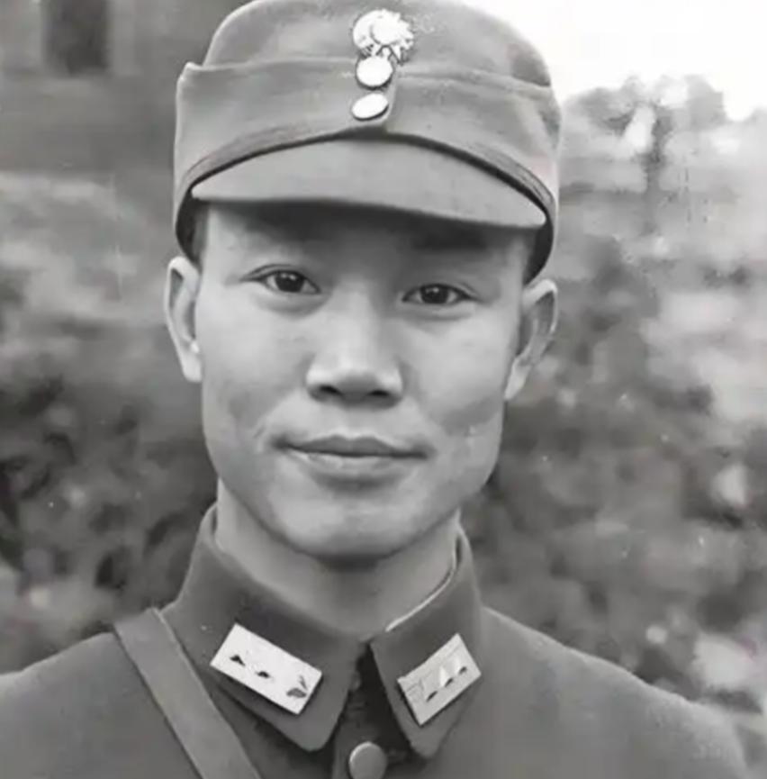 1925年，陈诚回家奔丧。7年不见的妻子，想与他同房。妻子刚到床上，就被他强行推