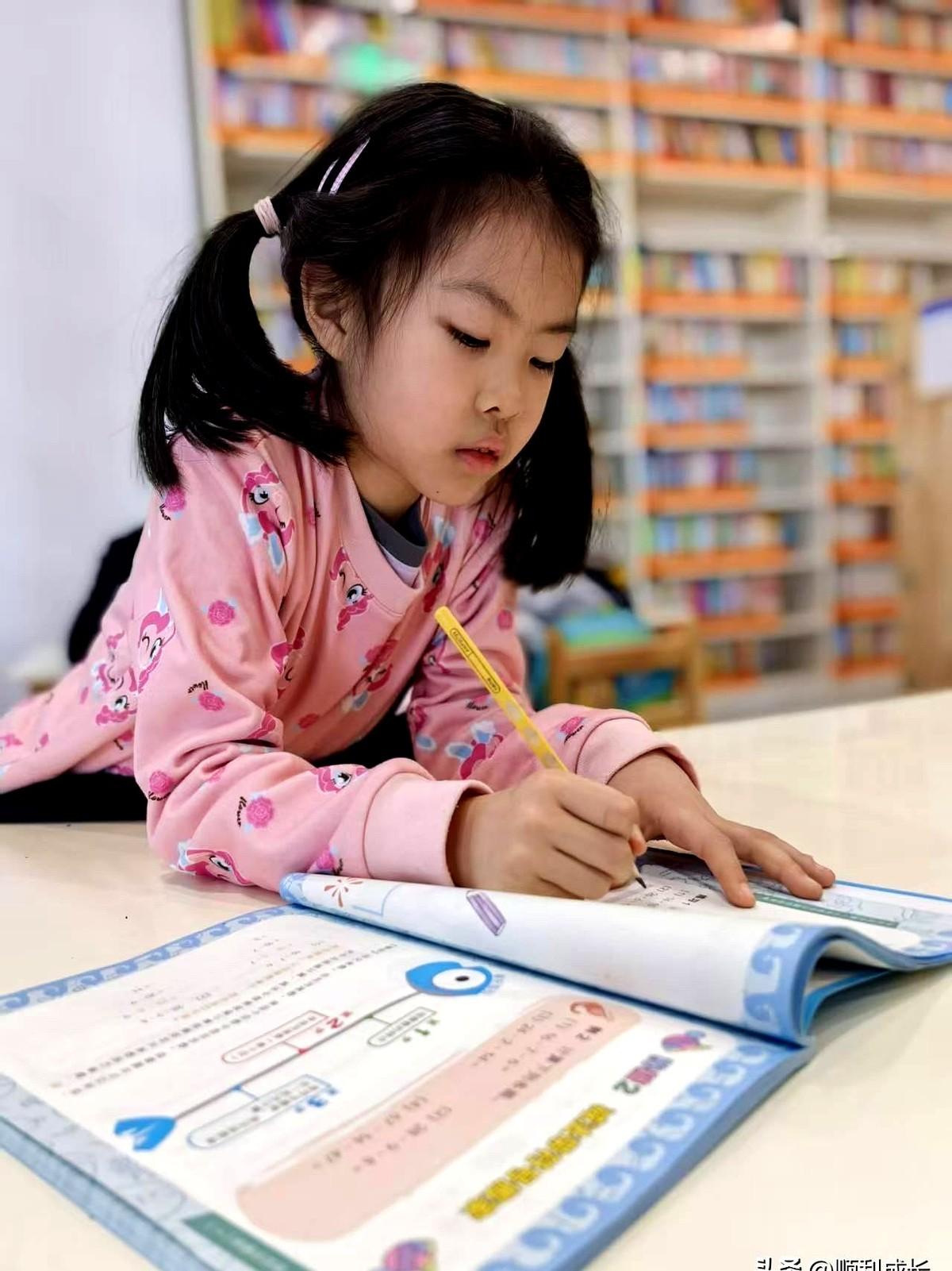 家里俩娃一哭二闹就打架，真头疼。

后来才知道，一部动画片就能搞定。就是皮克斯的