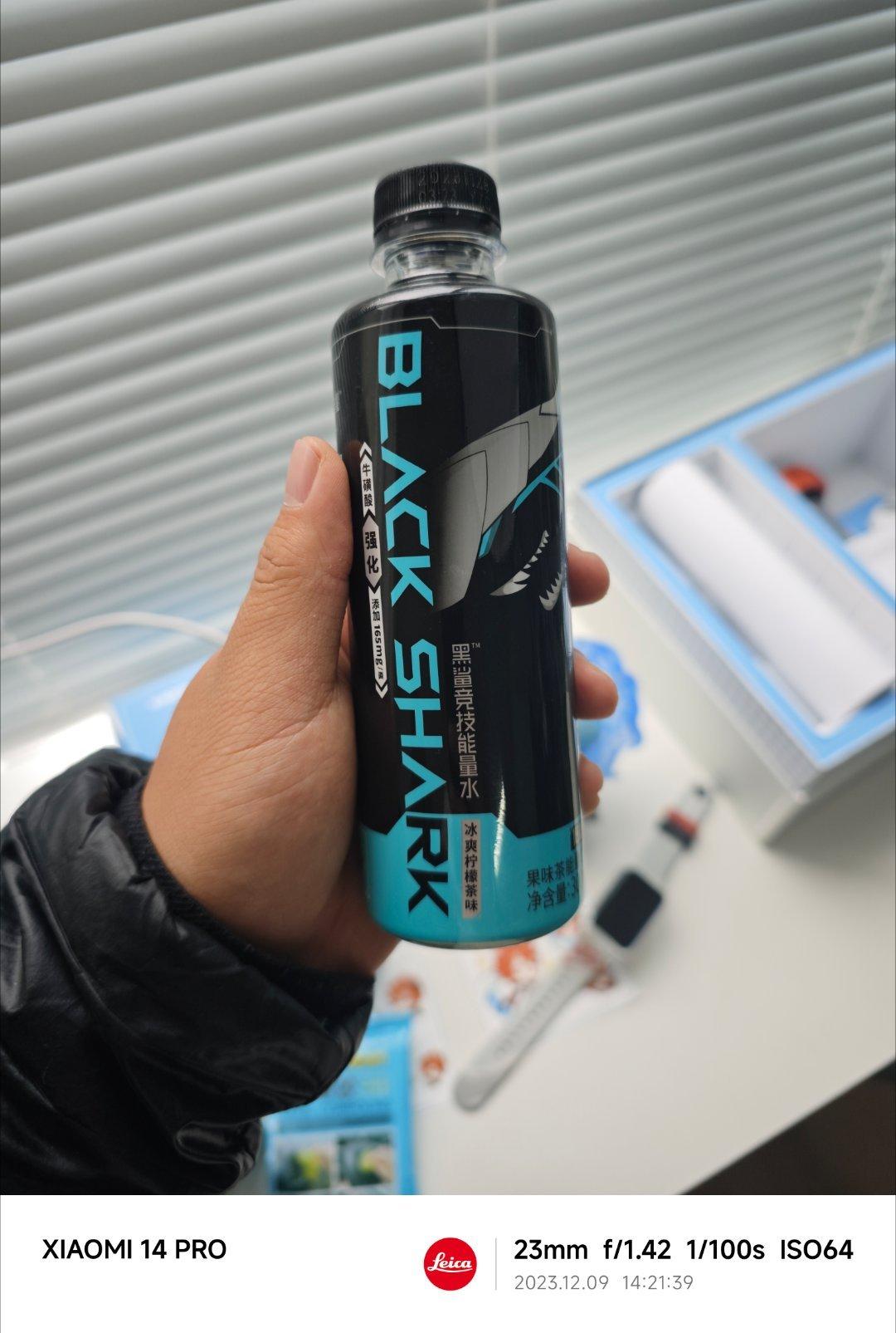 小胖瞎说，黑鲨饮料这玩意味道挺好的！喝起来是冰红茶的感觉，然后有柠檬那种冰爽的的