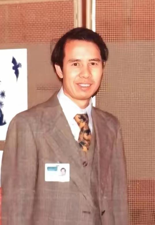 1985年11月，我国外交官何存峰乘坐美国客机飞往纽约，在飞行途中，何存峰去了一