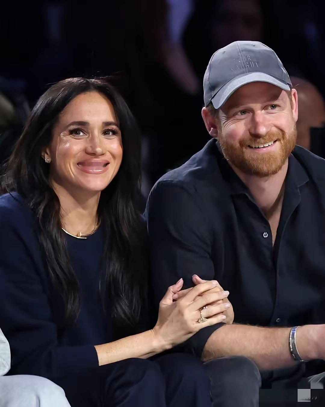 梅根哈里回归王室无望？开始“自力更生”了！
折腾了这几年，梅根和哈里也很清楚，王