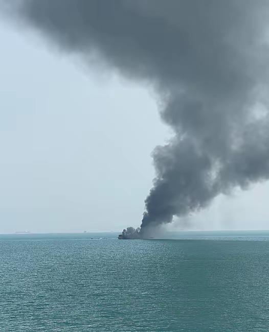 ​伊朗海军损失沉重，海军已经成了美国必须打击对象，一艘导弹舰中弹起火，已经在海岸