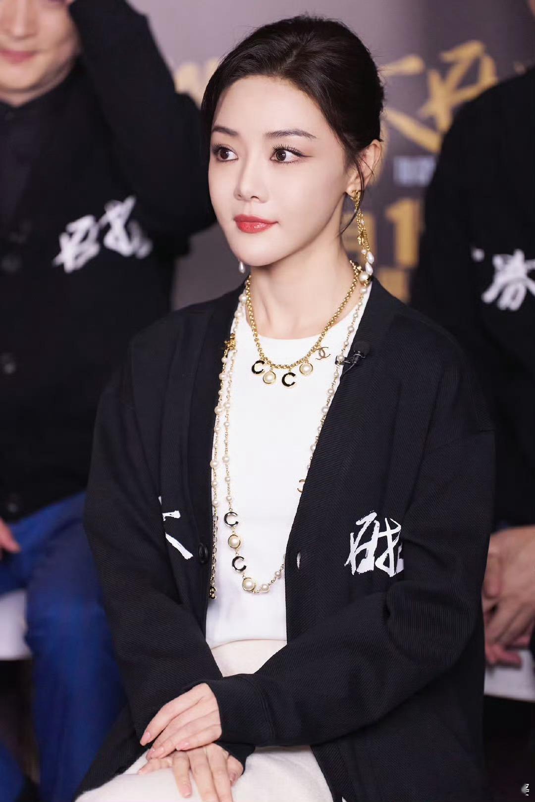 #邓家佳黑丝御姐风#邓家佳的黑丝御姐风格让人眼前一亮！烈焰红唇搭配黑丝，展现出了