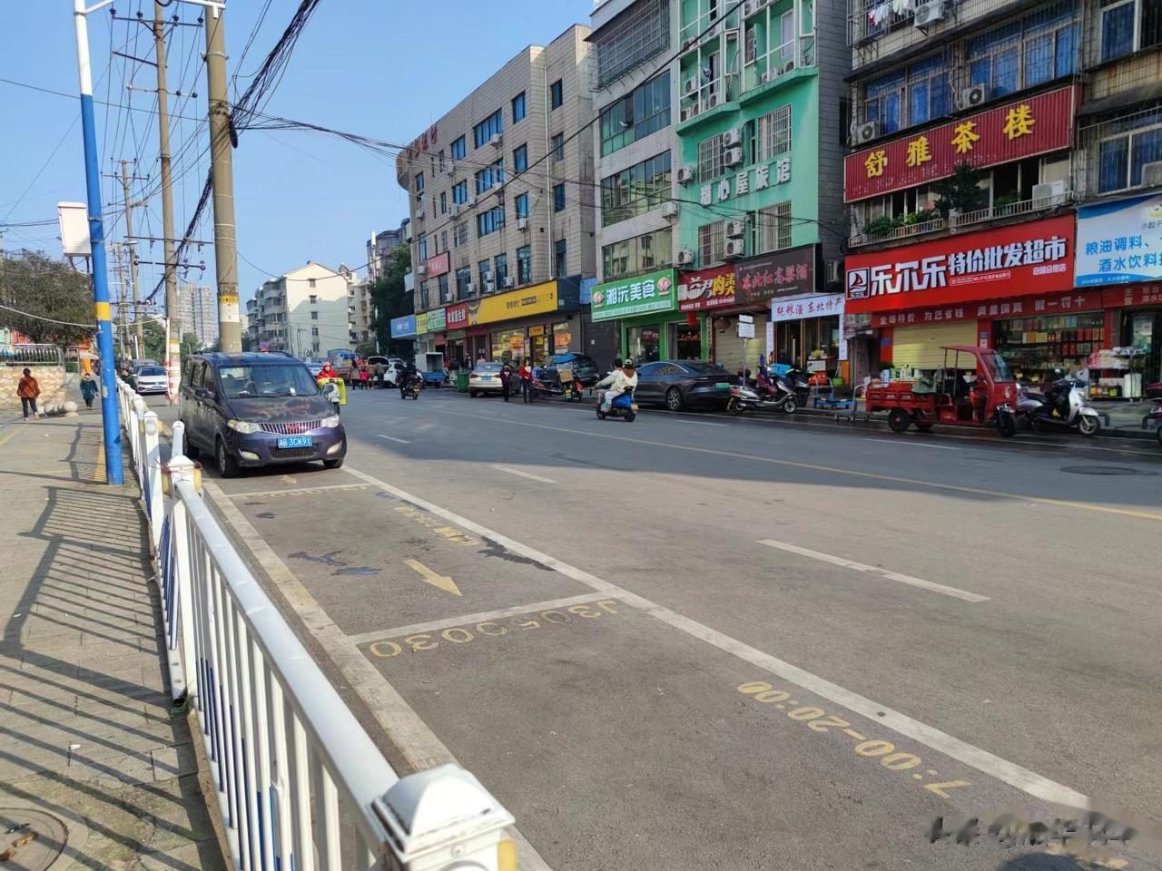 长沙路边停车位如今已经越来越多，甚至一些本来双向四车道的道路，也划分出了两条车道