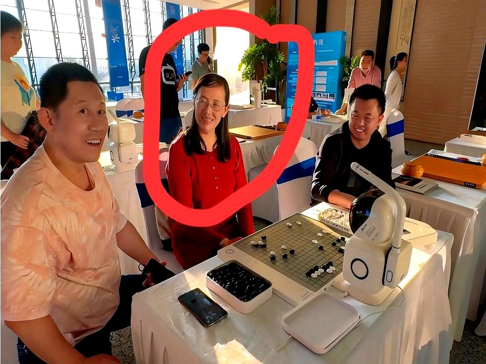 一盘弃子反杀，她赢法太狠
 

1994年决赛，叶锦锦把整条大龙拱手送人，直接冲