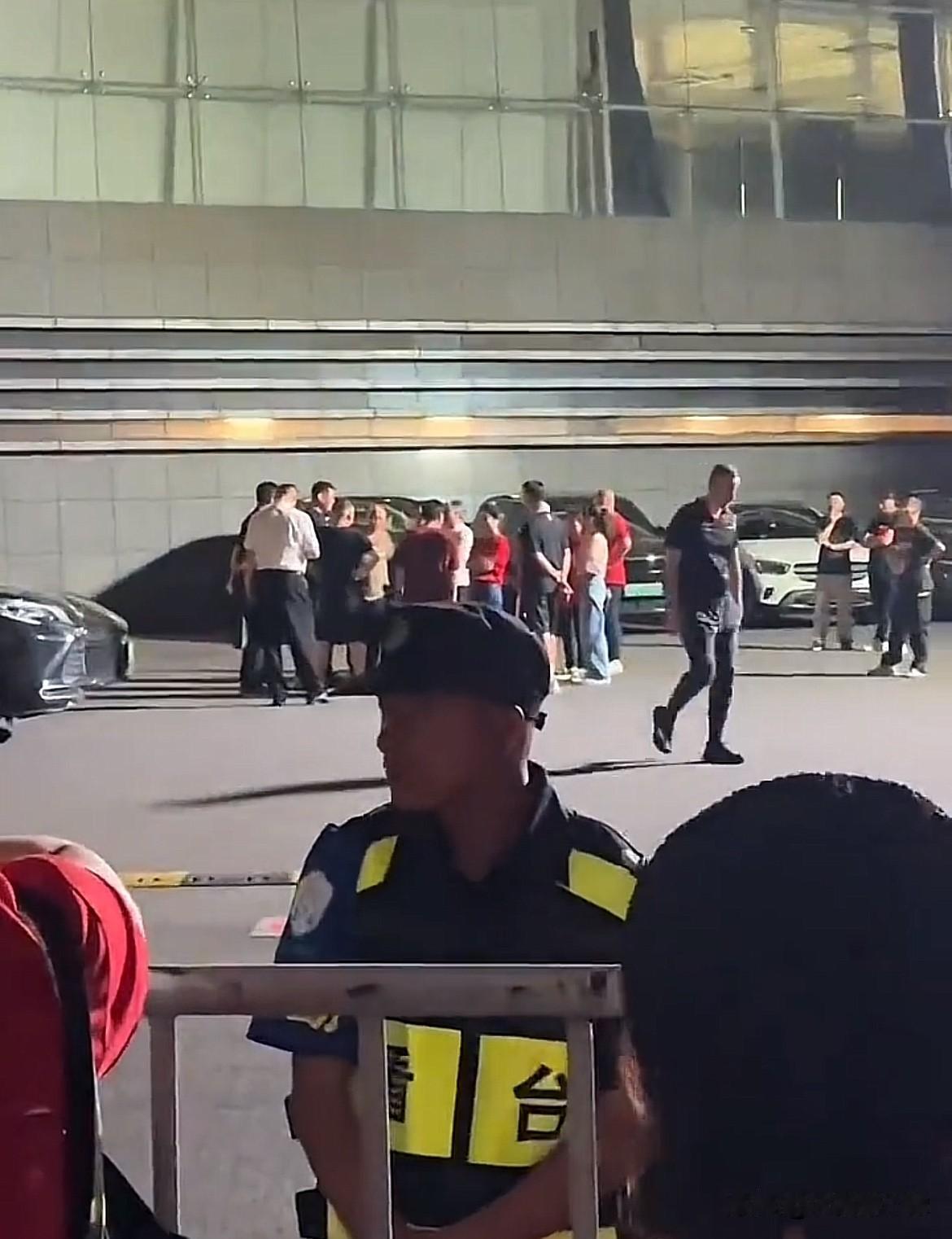 广厦主场不敌上海；王博遭遇球迷口诛笔伐！
CBA总决赛G3，广厦男篮主场以77比