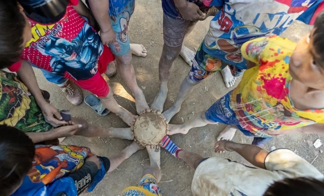 老挝🇱🇦
北部山区的红土场上⚽️足球成了孩子们最炽热的梦想