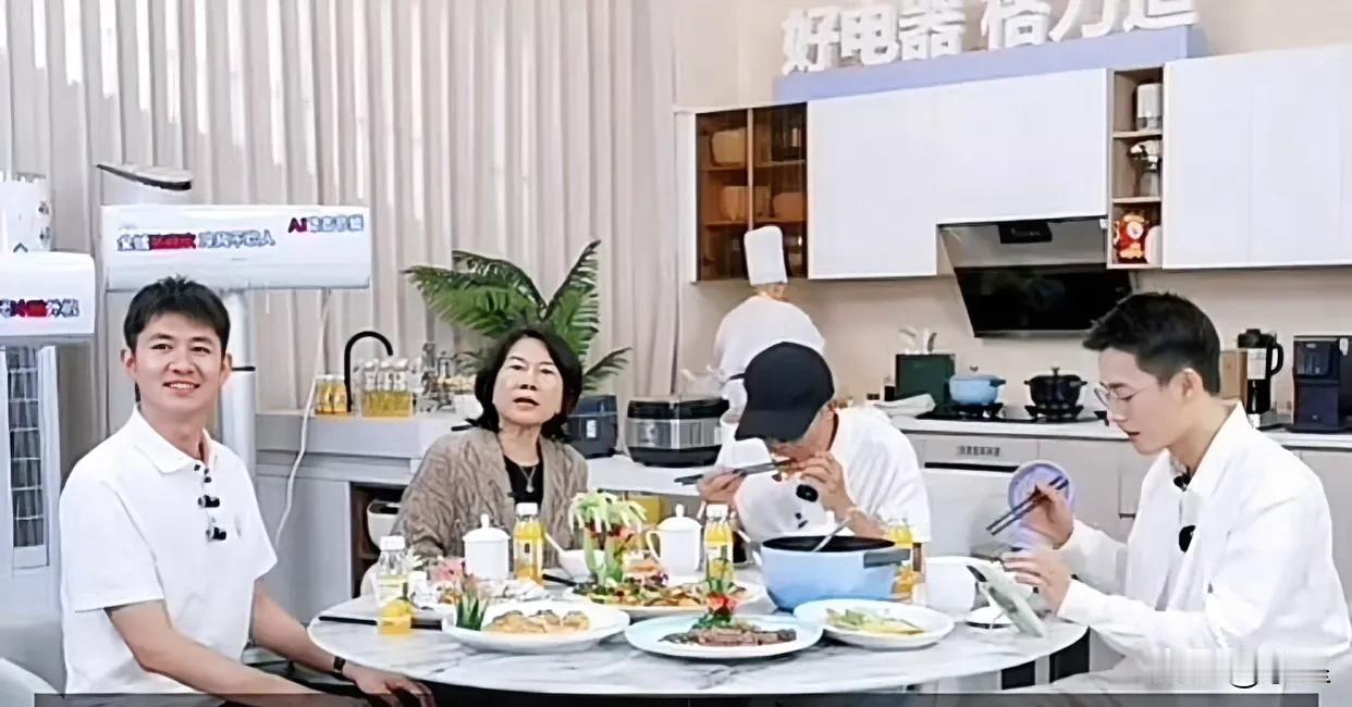 董明珠直播时呵斥下属
打工人活该被呼来喝去？
有什么话不能正常说
非要用那么生硬