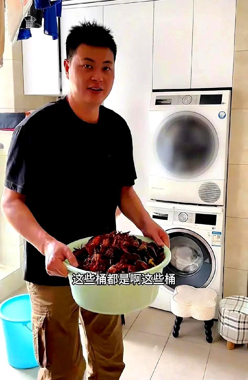 徐敏后来直接炸完龙虾

原本热热闹闹的厨房突然静得吓人 谁也没想到一盆洗干净的龙