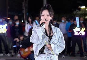 #冯提莫 每个女孩都是自己的光# 从默默无闻的歌唱爱好者到舞台上星光熠熠的女歌手