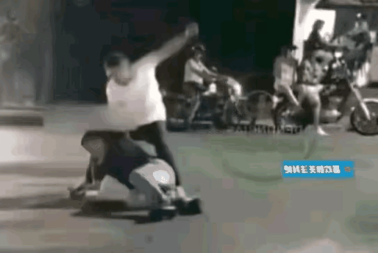 老公被人按在地上暴打，被打的老公毫无还手之力，下一秒，老婆带着破风的速度冲上前，