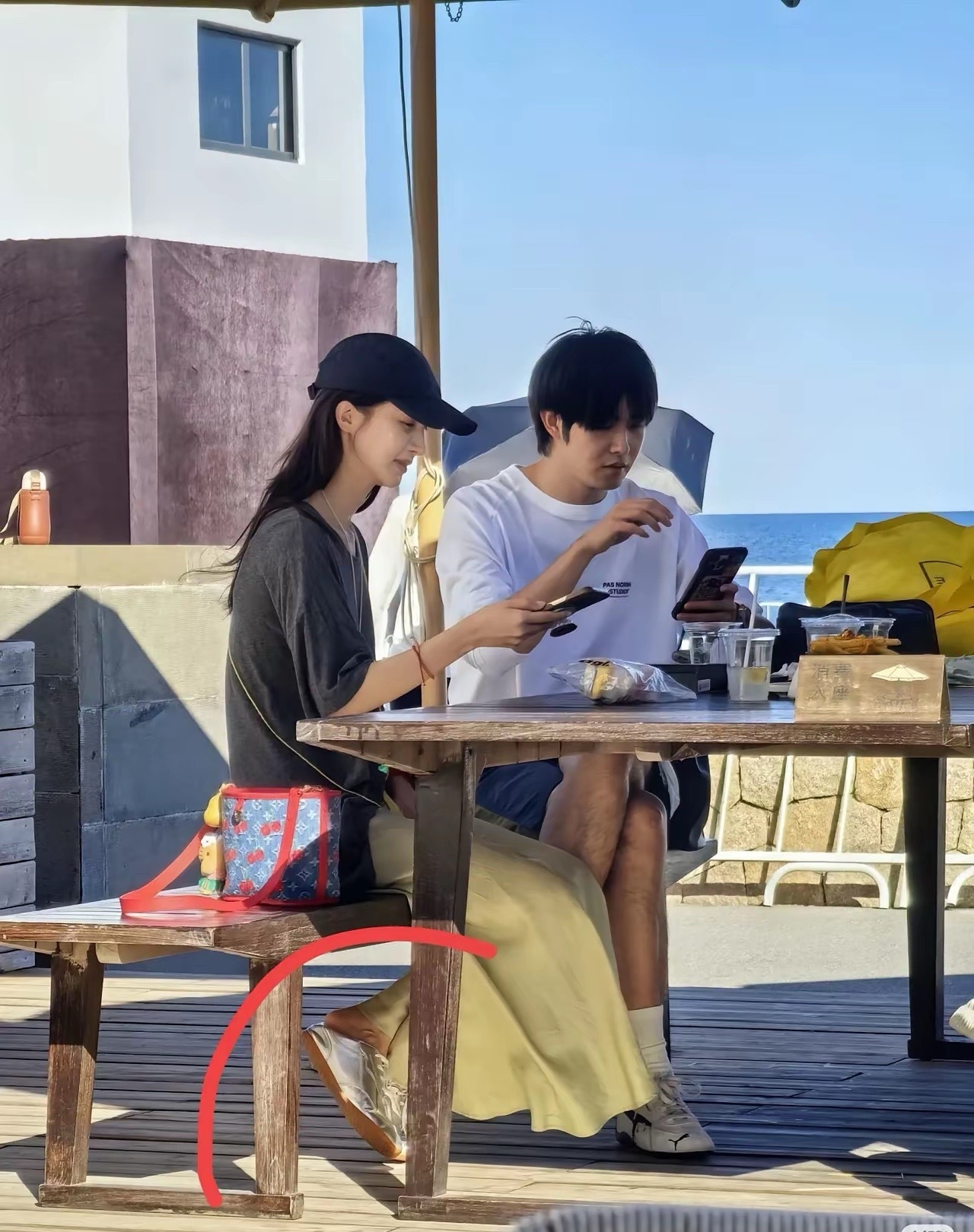 不怪那么多人想娶她，路人镜头下都美若天仙。 