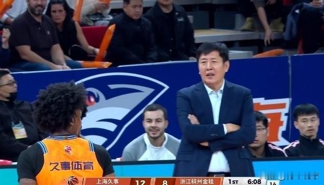 丁伟指导又一个名场面！

今天晚上上海男篮对阵浙江男篮的比赛，首节6分08秒，浙