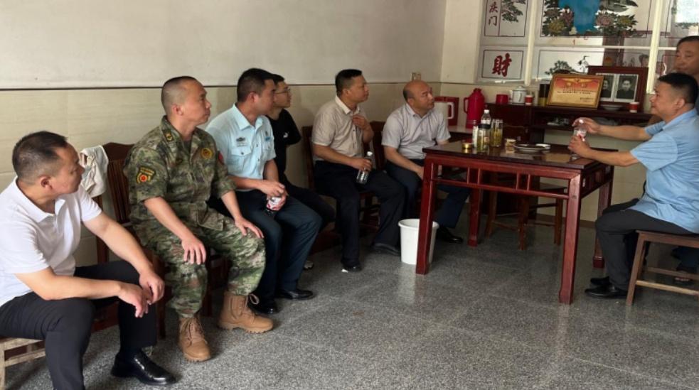 【复兴镇：“八一”送喜报 巾帼耀军营】近日，县人武部、县退役军人事务局、复兴镇联