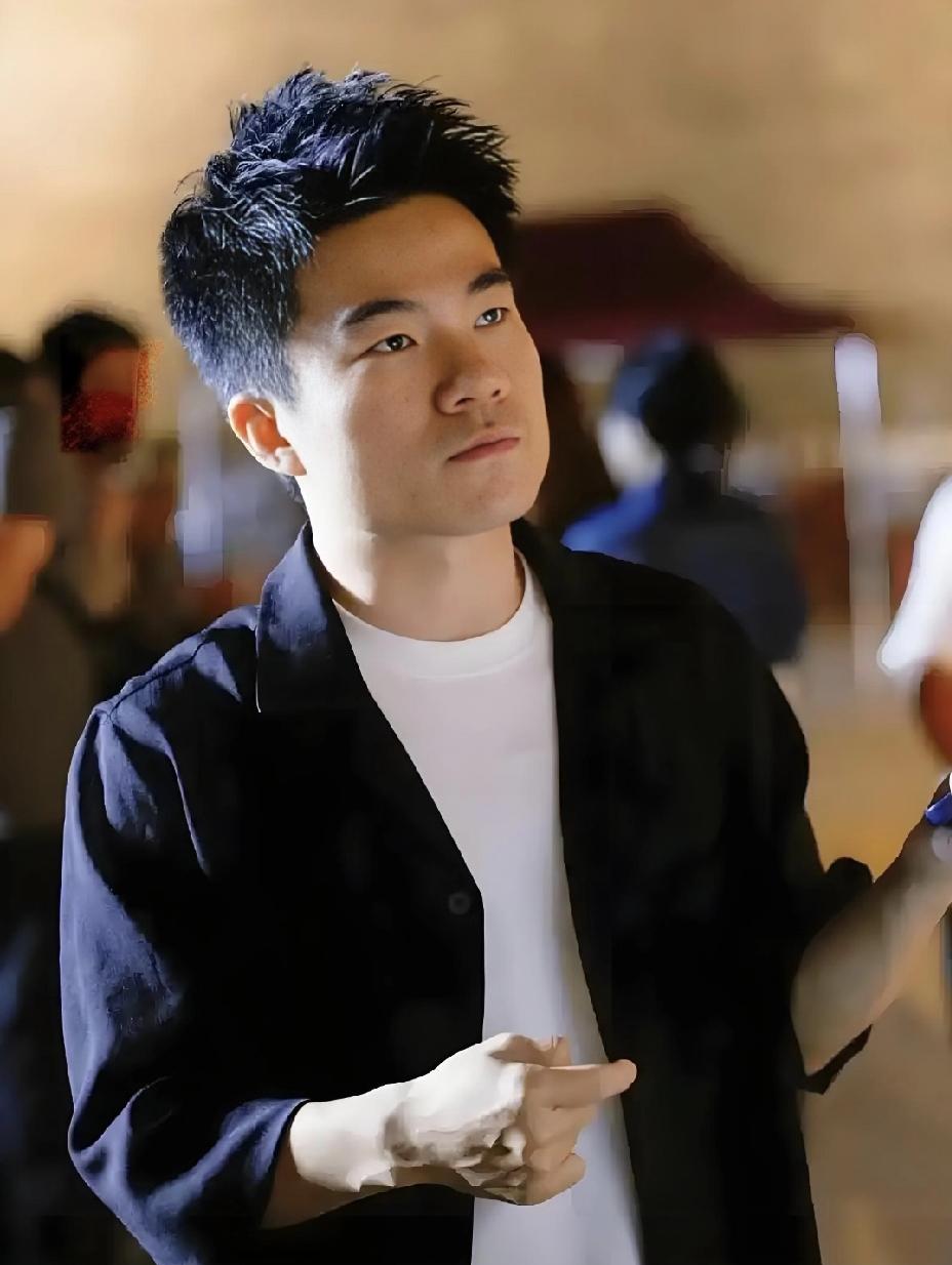 真搞不懂，
网上怎么这么多人跟风黑董宇辉！
一群墙头草毫无主见，别人骂他就跟着骂