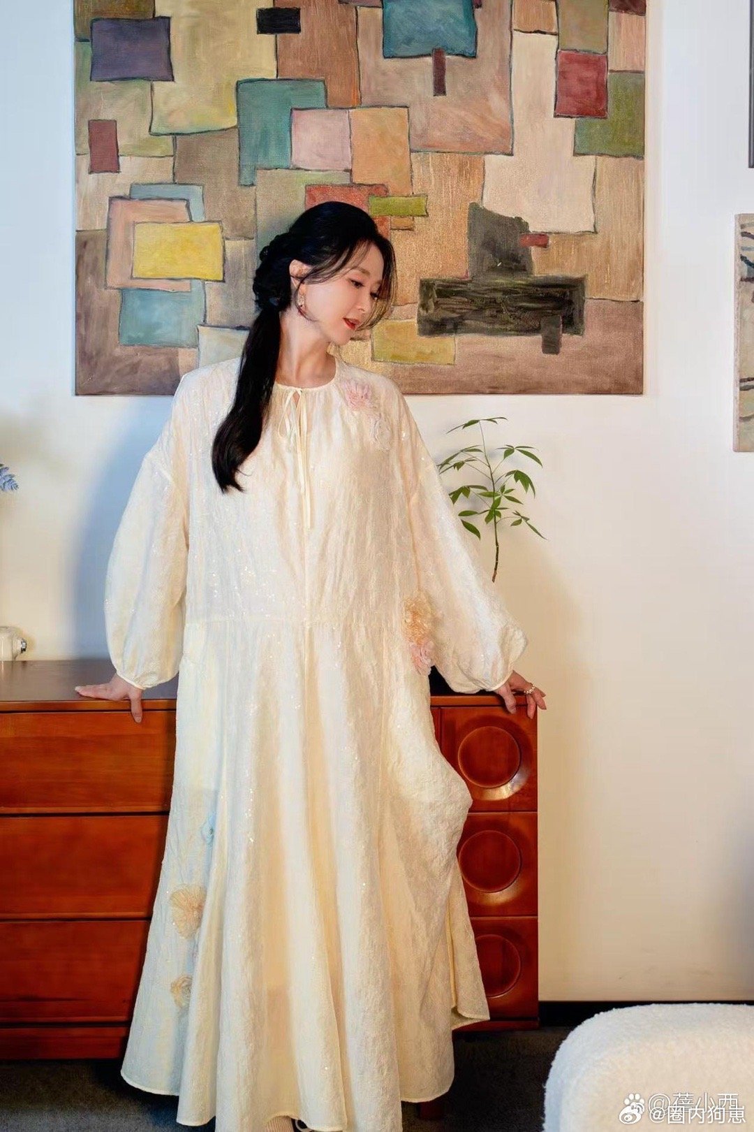 王艳的阔太气质真的太出挑了！一袭温柔连衣裙搭配半扎盘发，优雅贵气浑然天成，氛围感