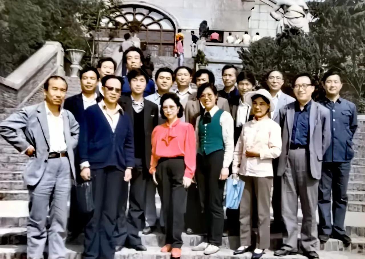 琼瑶阿姨八十年代在西安留影
  居c位，着红衣者