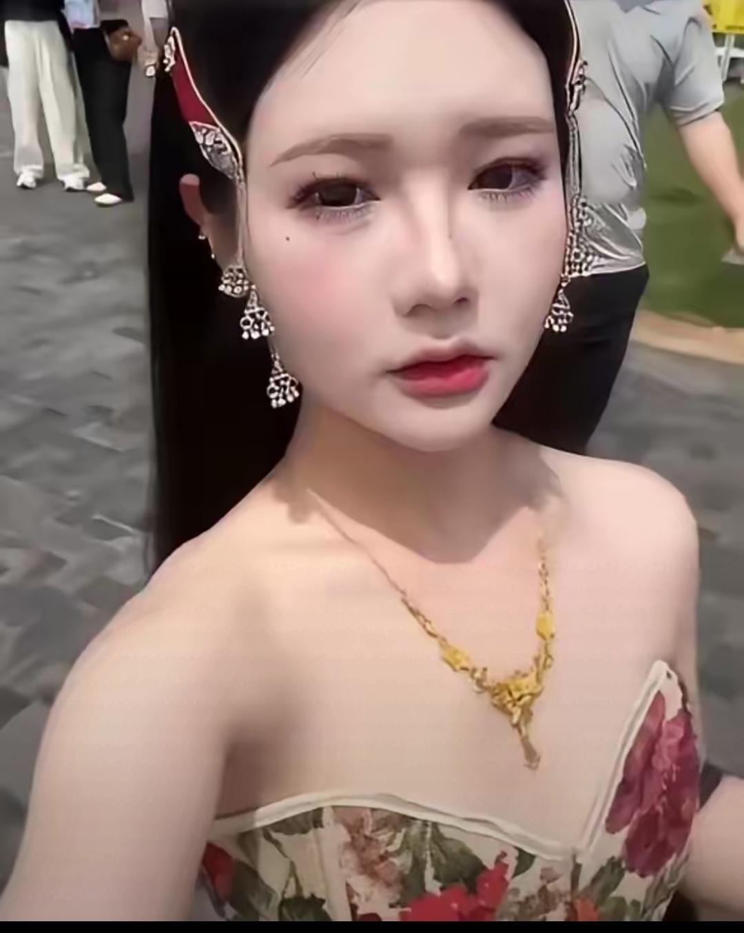 徐州宝莲寺山门外，一女子穿裹胸装被工作人员拦下，这事儿可太有看头了。女子打扮精致