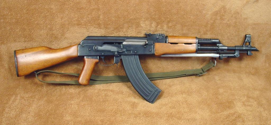 采用 AKM 枪口防跳器的 五六式冲锋枪——毛子在 AKM 上安装了一个斜切口形