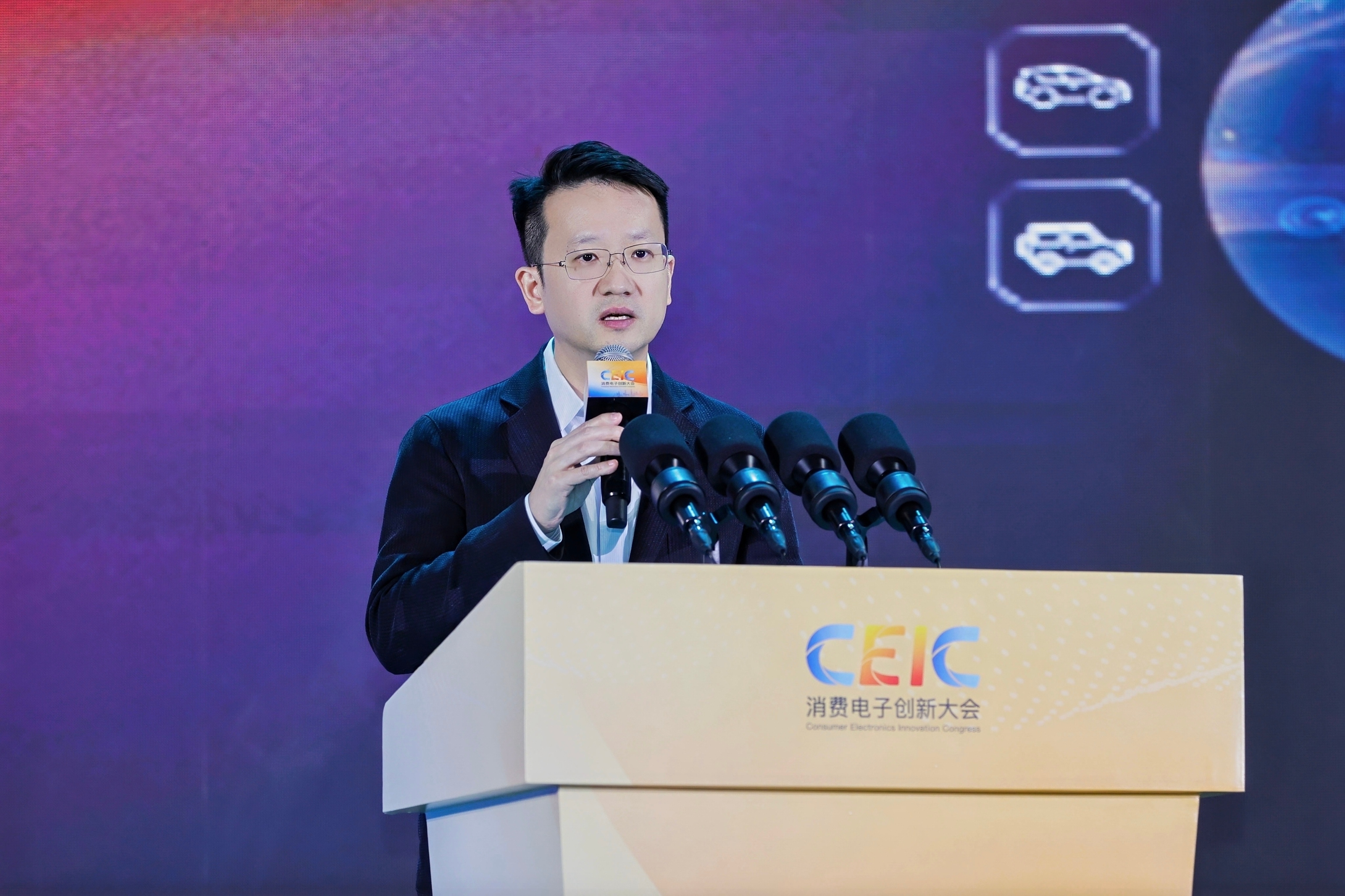 11月6日深圳CEIC 2025大会开幕，荣耀郭锐发表演讲，分享用“新体验、新连