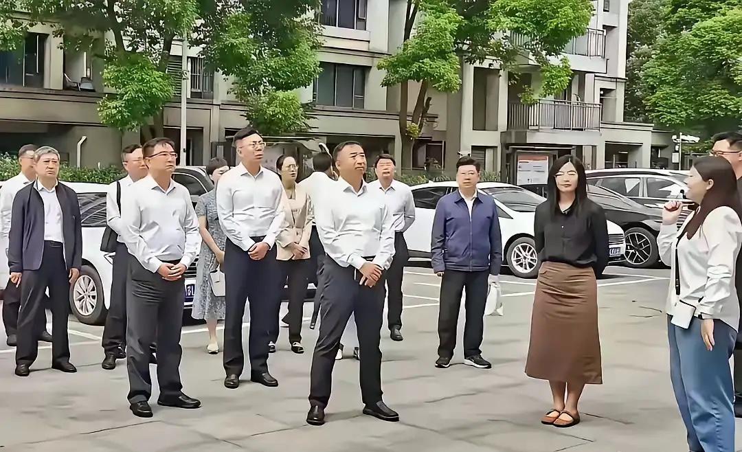 可以肯定，冯院长的风光是到此为止了。
后院起火，一觉醒来天塌了，被直接下属惹了一