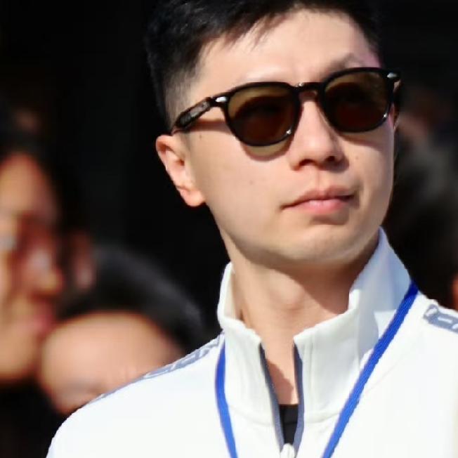 很难想象马龙沉稳内敛的模样，配上墨镜气场直接拉满。
 
褪去赛场严谨的一面，戴上