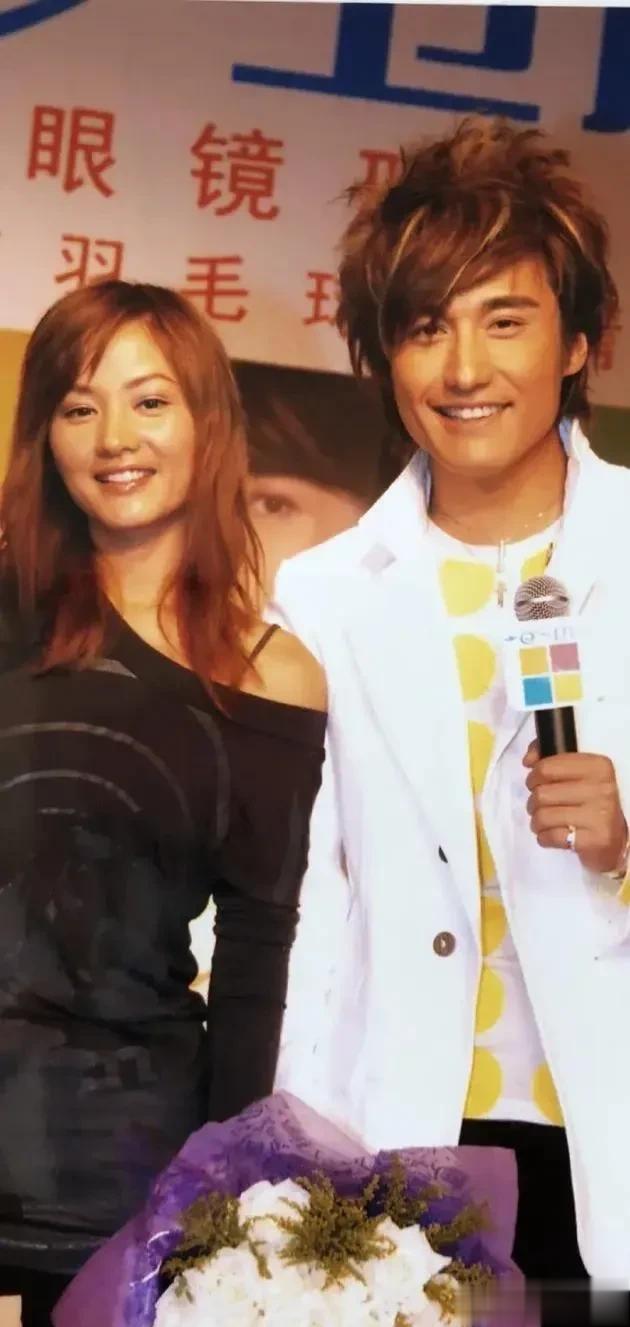 家人们谁懂啊，52 岁男星一句“和陪伴了我三十年的 TA 结婚啦”，“诈”出网友