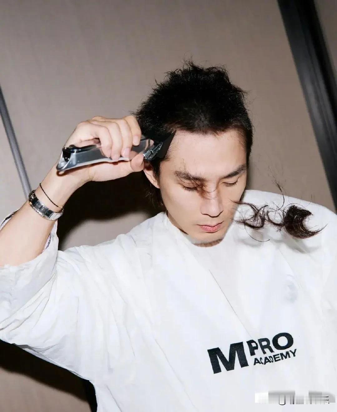 戚薇老公李承铉自从参加披哥后似乎“刹不住车”了？不是大胆剃掉留了多年的个性酷帅长