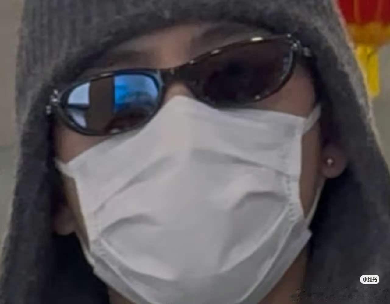 陈飞宇为角色打耳洞陈飞宇耳洞  陈飞宇打耳洞了 