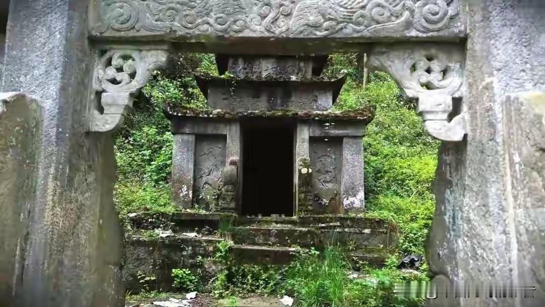 四川大邑县雾邑山，海拔一千三百多米，有座石屋子藏在那片常年不散的雾气里头。前阵子