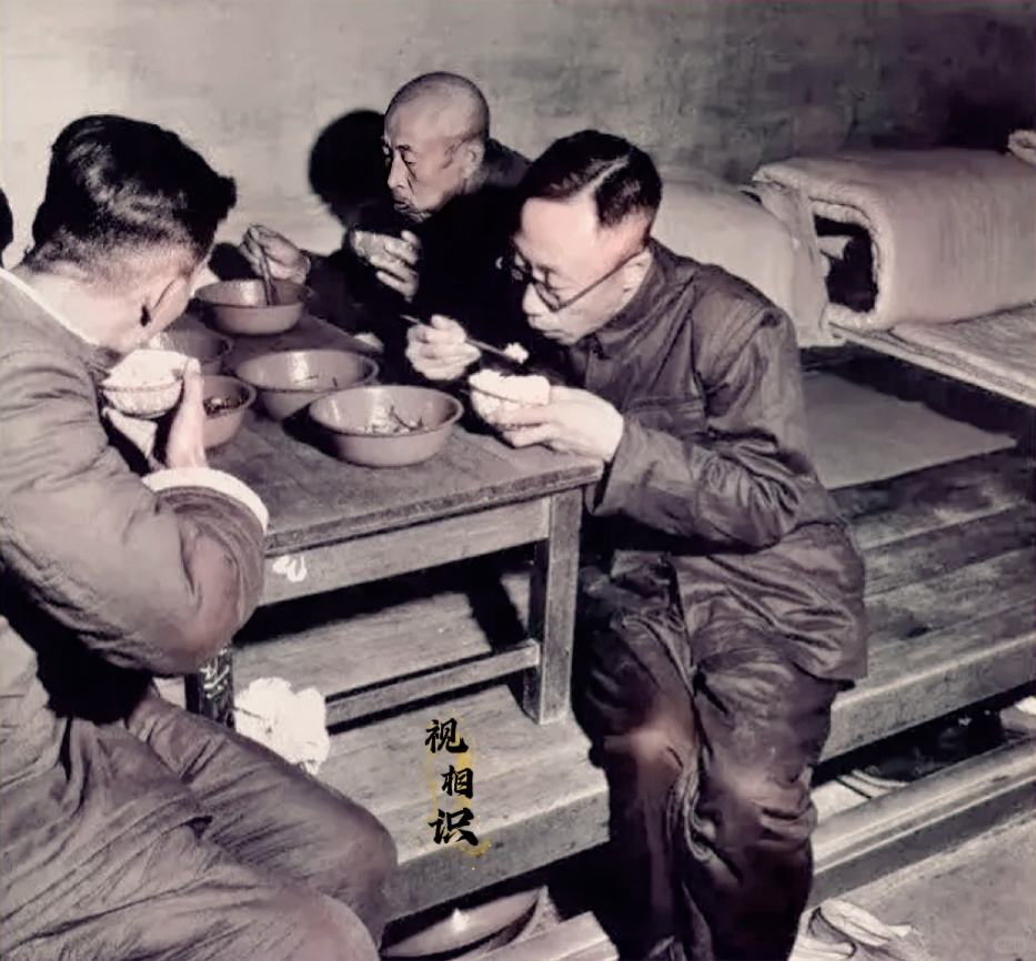 1950年，抚顺战犯管理所，末代皇帝溥仪正在用餐时的场景，从桌上的伙食来看，待遇...