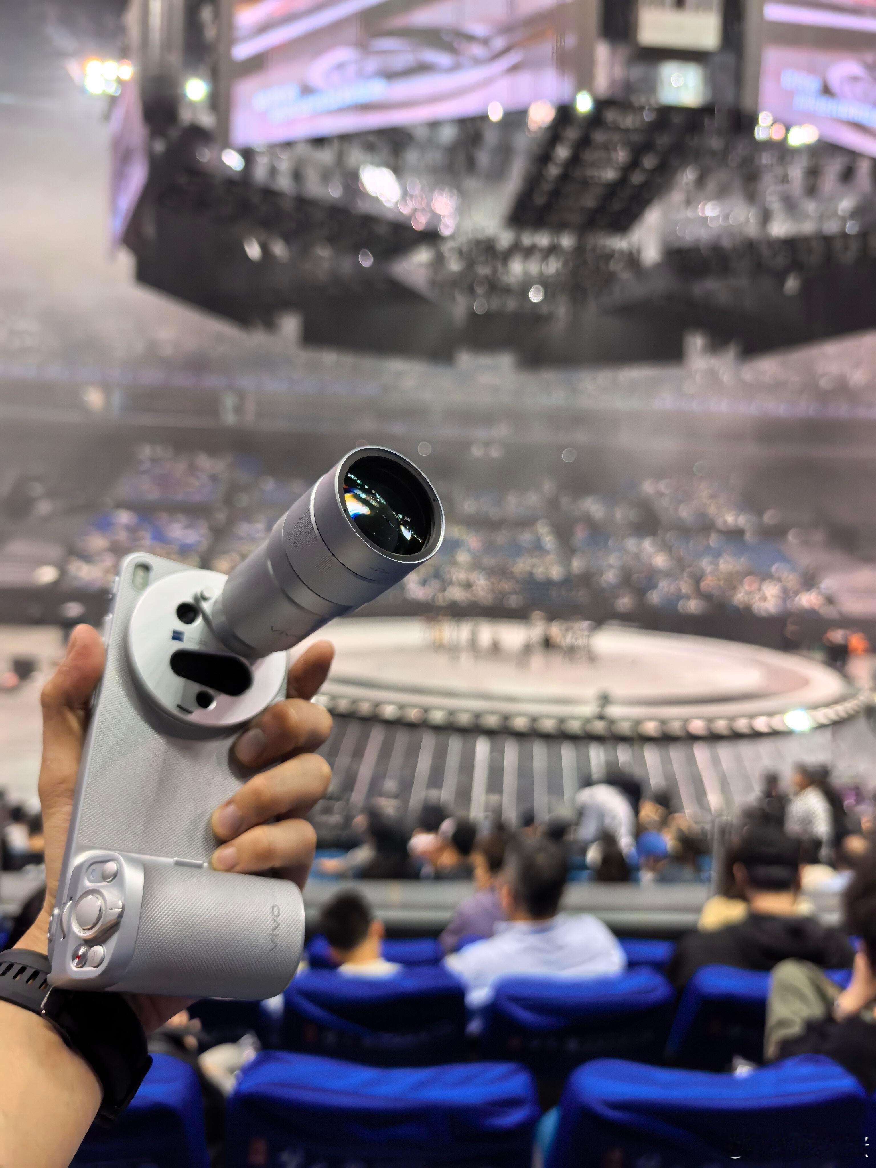 大家现在看演唱会拍照用啥设备？租赁用户演唱会神器短短几年已迭代了好几轮，以前都是