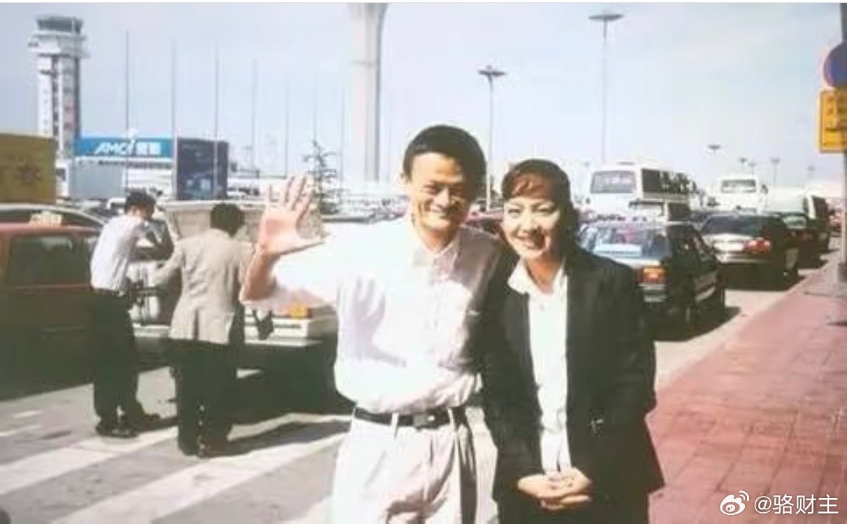 ✨ 跨越时空的偶像重逢：小鹿纯子与马云的故事1983年，两次高考失利的马云，在《