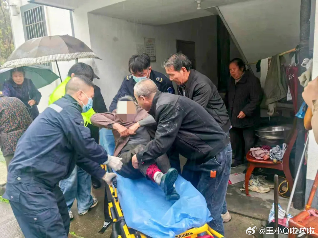 宁波北仑邻里暴雨中暖心救助八旬老人宁波北仑八旬老人雨天摔伤，心疼医药费，热心大叔