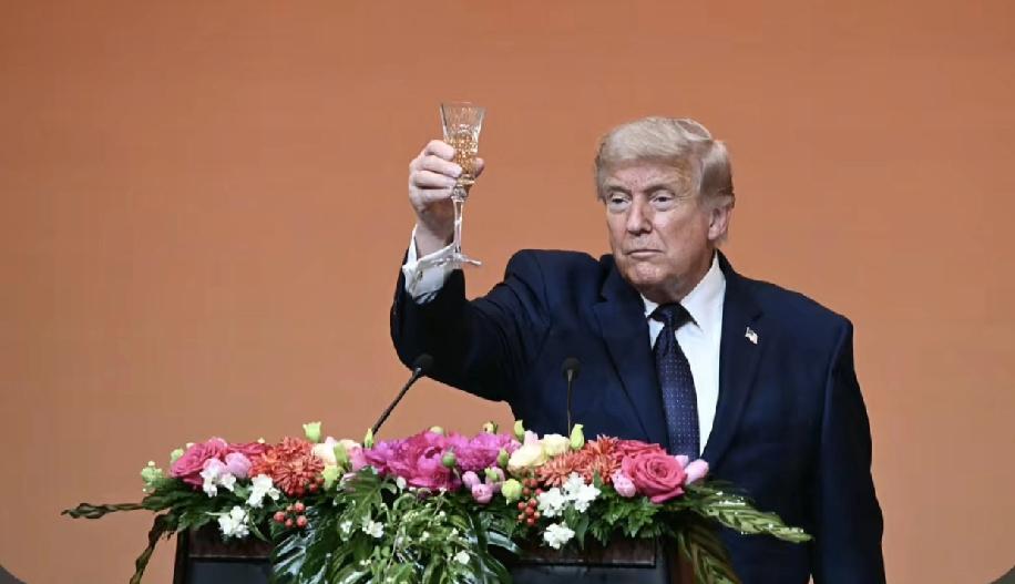 接待客户特朗普，世界第一强国，超高规格。
接到普京，世界强国，关系不错，串门一样