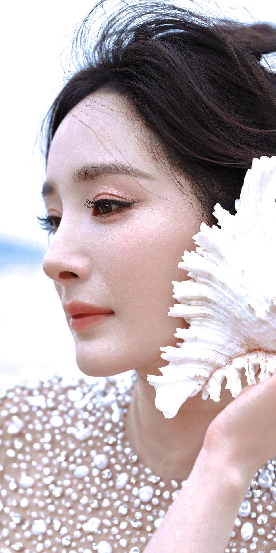 杨幂ELLE盛典第一个登岛
碧海椰风的ELLE舞台，透视上装璀璨珠钻与缎面长裙的