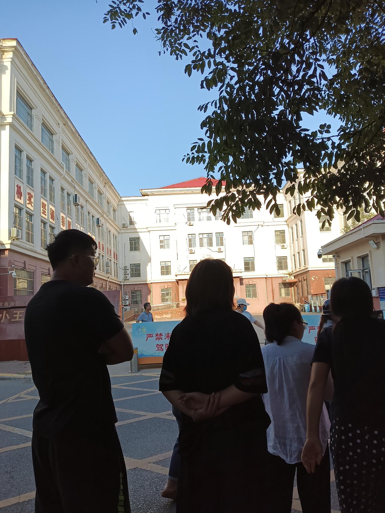 谁说天津是快乐教育的，
昨天孩子上课确实很轻松，

但是该学的课程儿子都已经学会