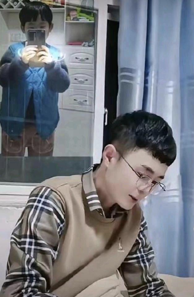 一位教育工作者说：“中国孩子要远离以下5种：
第一，远离手机。手机是万恶之源。
