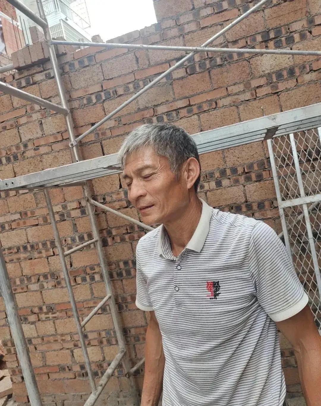 搬砖的“刘德华”，
走红毯的刘德华，
长得像亲兄弟一样！
同样的壁纸，酷似的侧脸