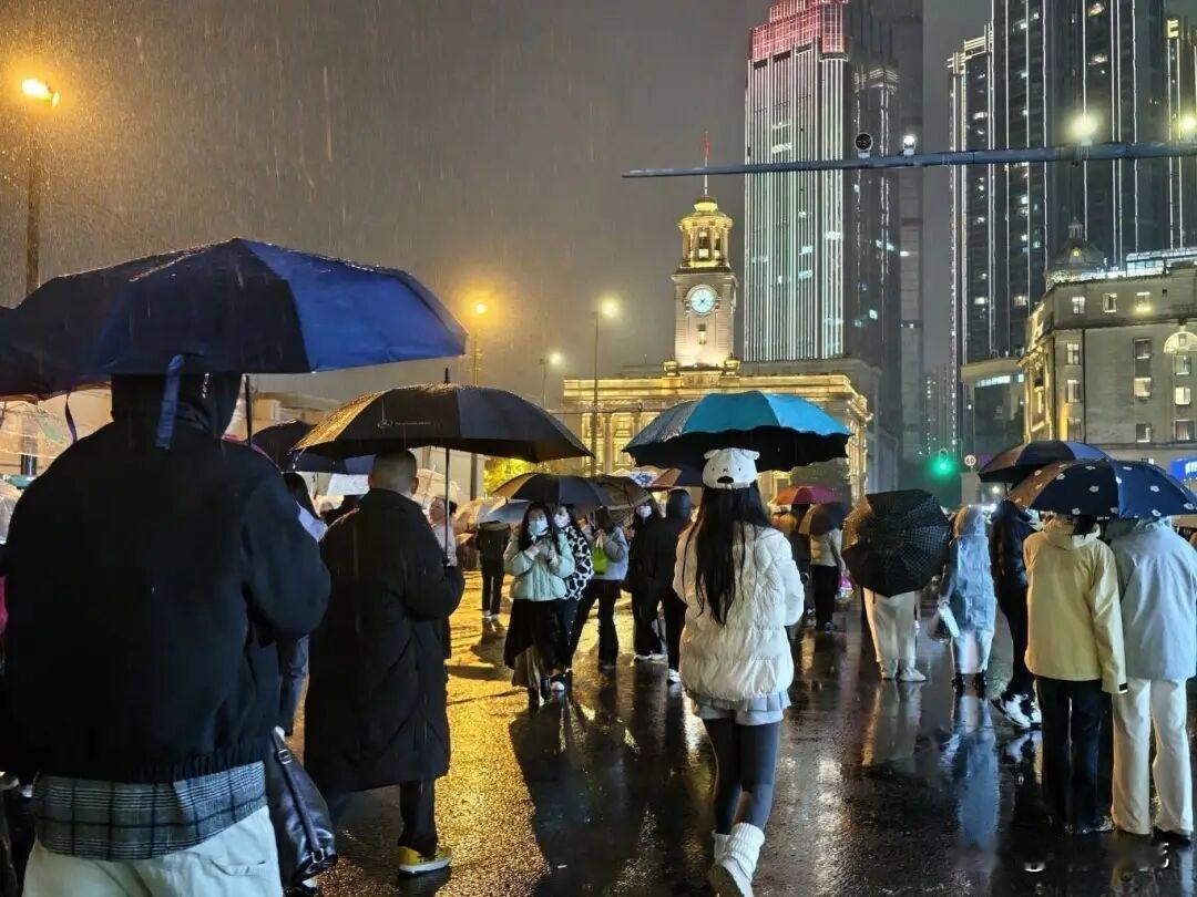 下雨也拦不住！
武汉江汉路依旧是很多人心中的跨年首选地
今晚“你好，2026”江