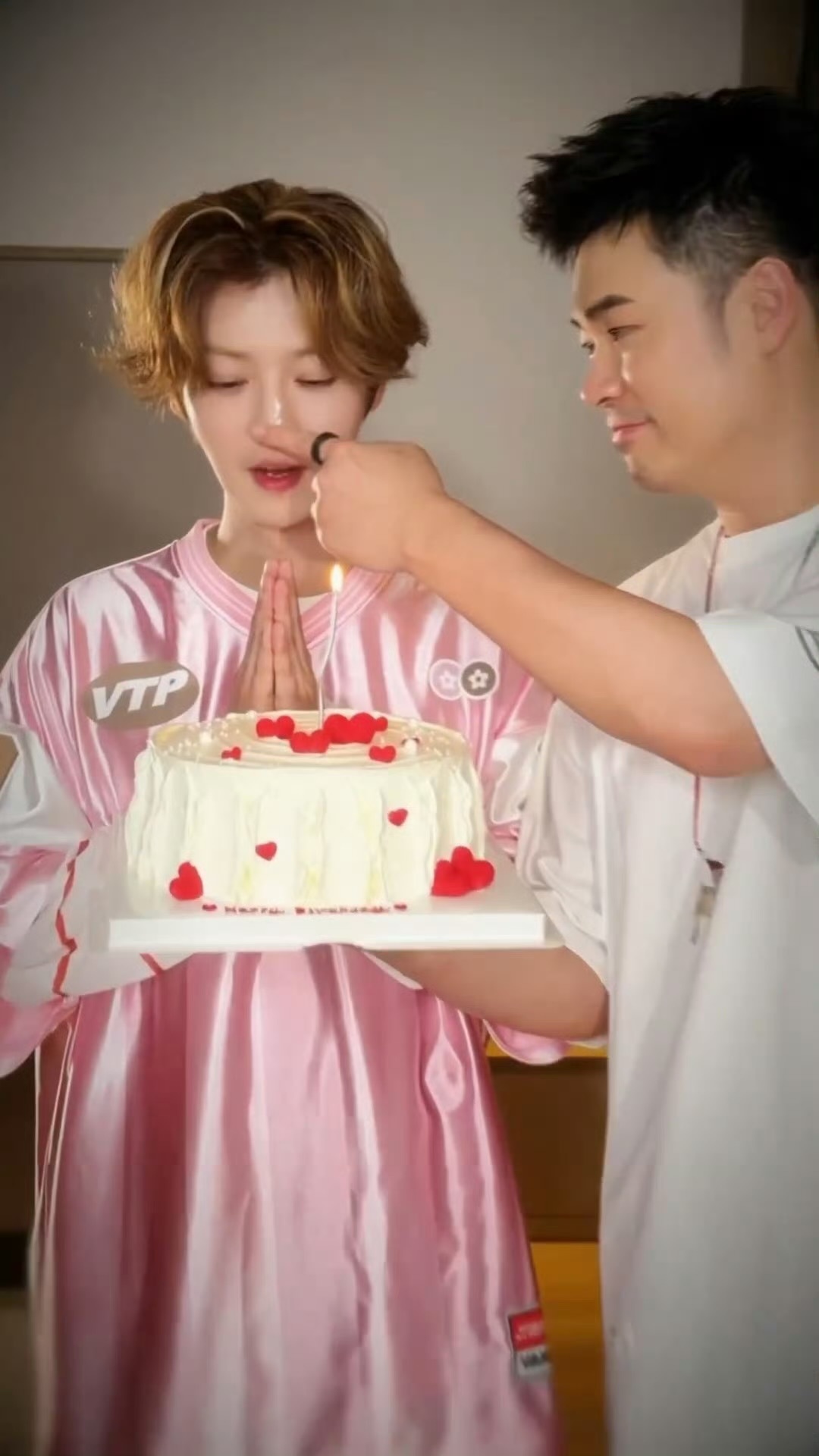 今天鹿晗生日，一鹿彤行最大的看点无非就是关晓彤会不会为鹿晗庆生，去年关晓彤打破七