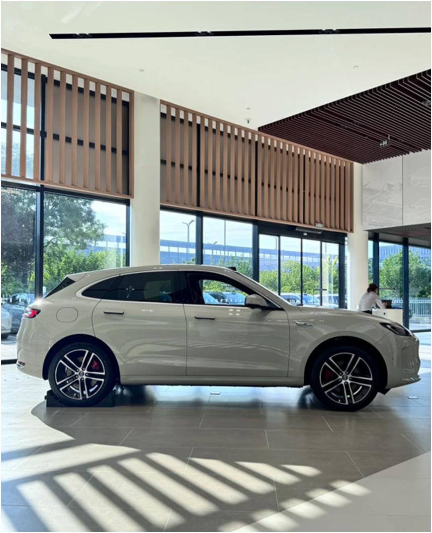 问界新M5 Ultra和Model Y，谁能搞定老小区车位？
我刚拿驾照不久，最