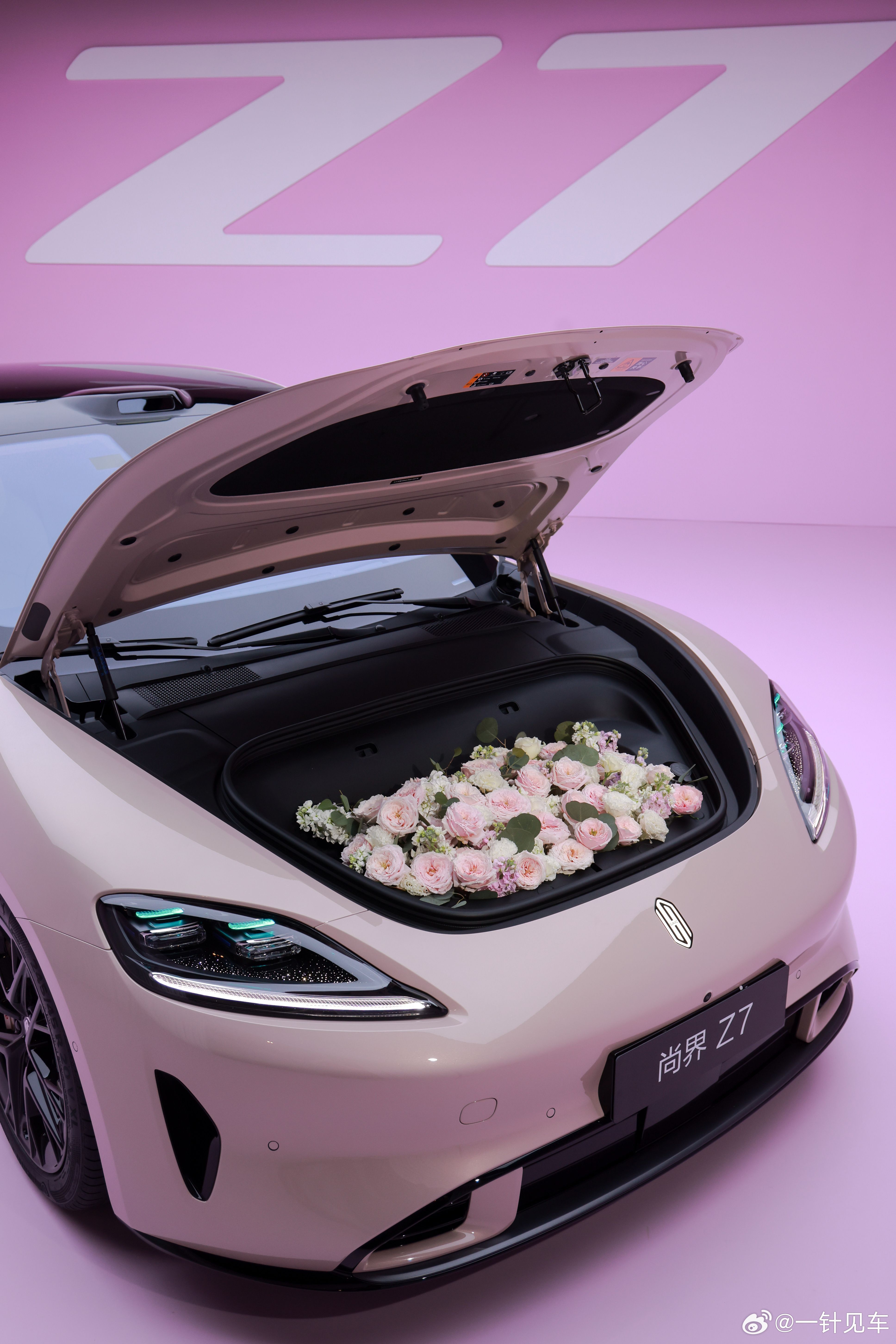 尚界Z7前备箱上面的机盖上也铺了一层隔音棉。很实在地说，这个配置在20~30万级