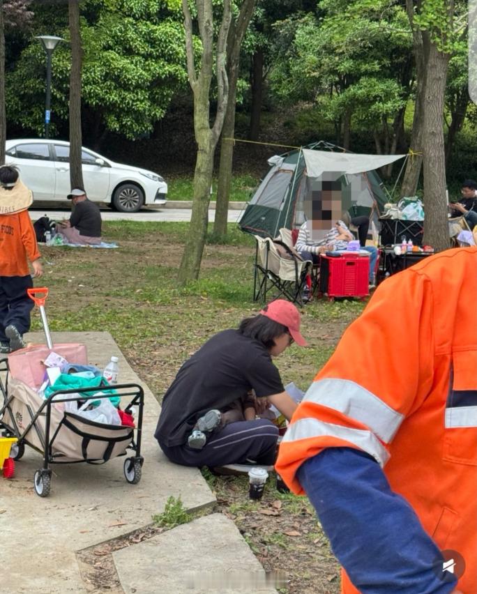 宋宁峰出轨风波后带娃现身 有网友今天在江苏无锡某公园偶遇宋宁峰带着两个孩子玩，还