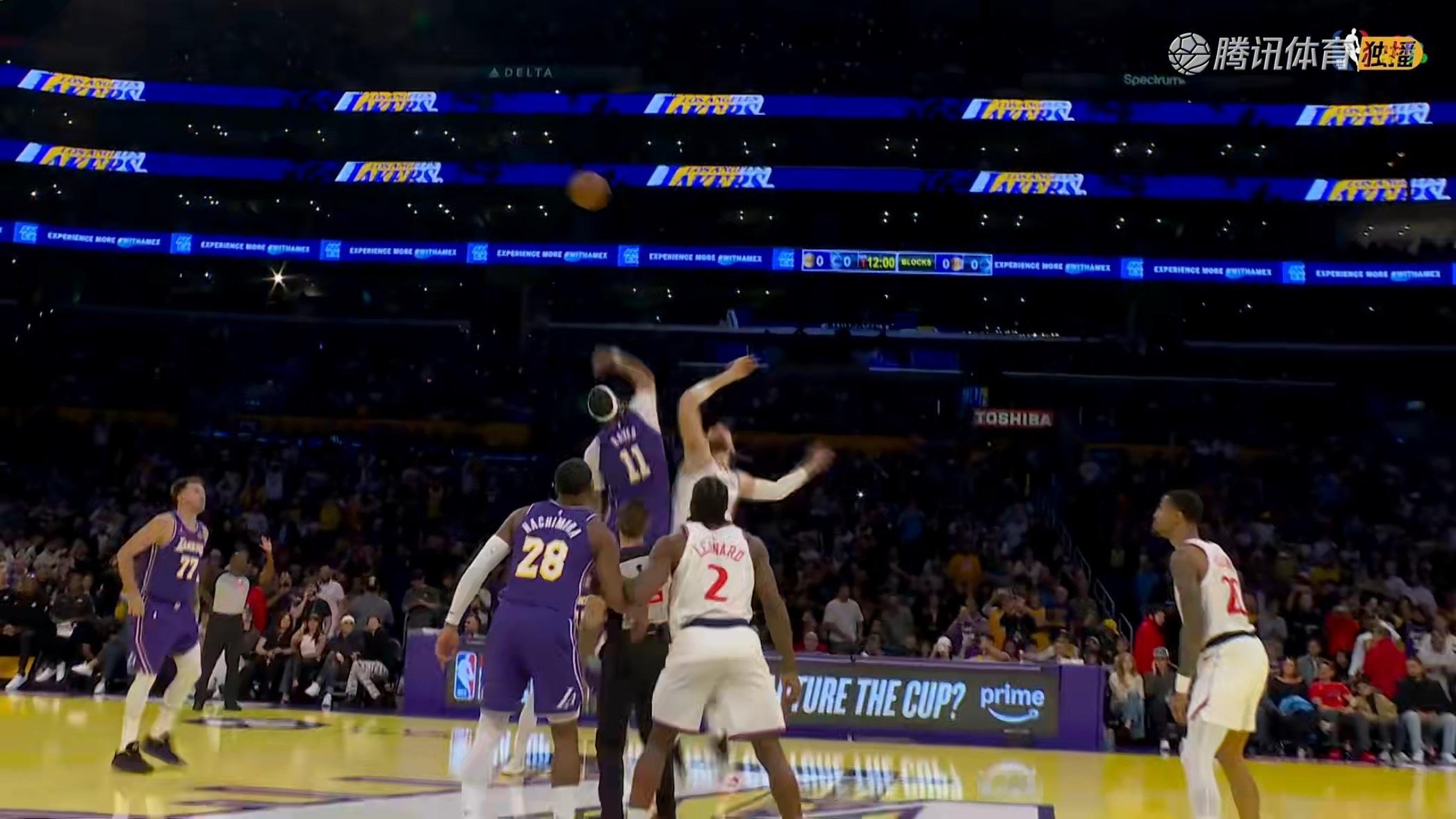 快船vs湖人比赛开始看球这么多年今年是第一次看中午12点14分跳球的NBA