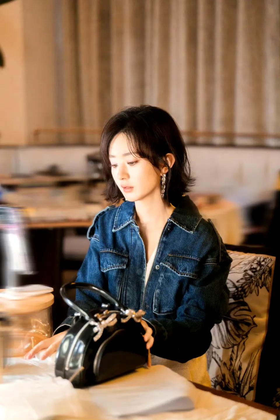 赵丽颖工作室周一福利有！好柔婉好平易近人的丽颖，侧脸线条细腻流畅，周身散发着温暖