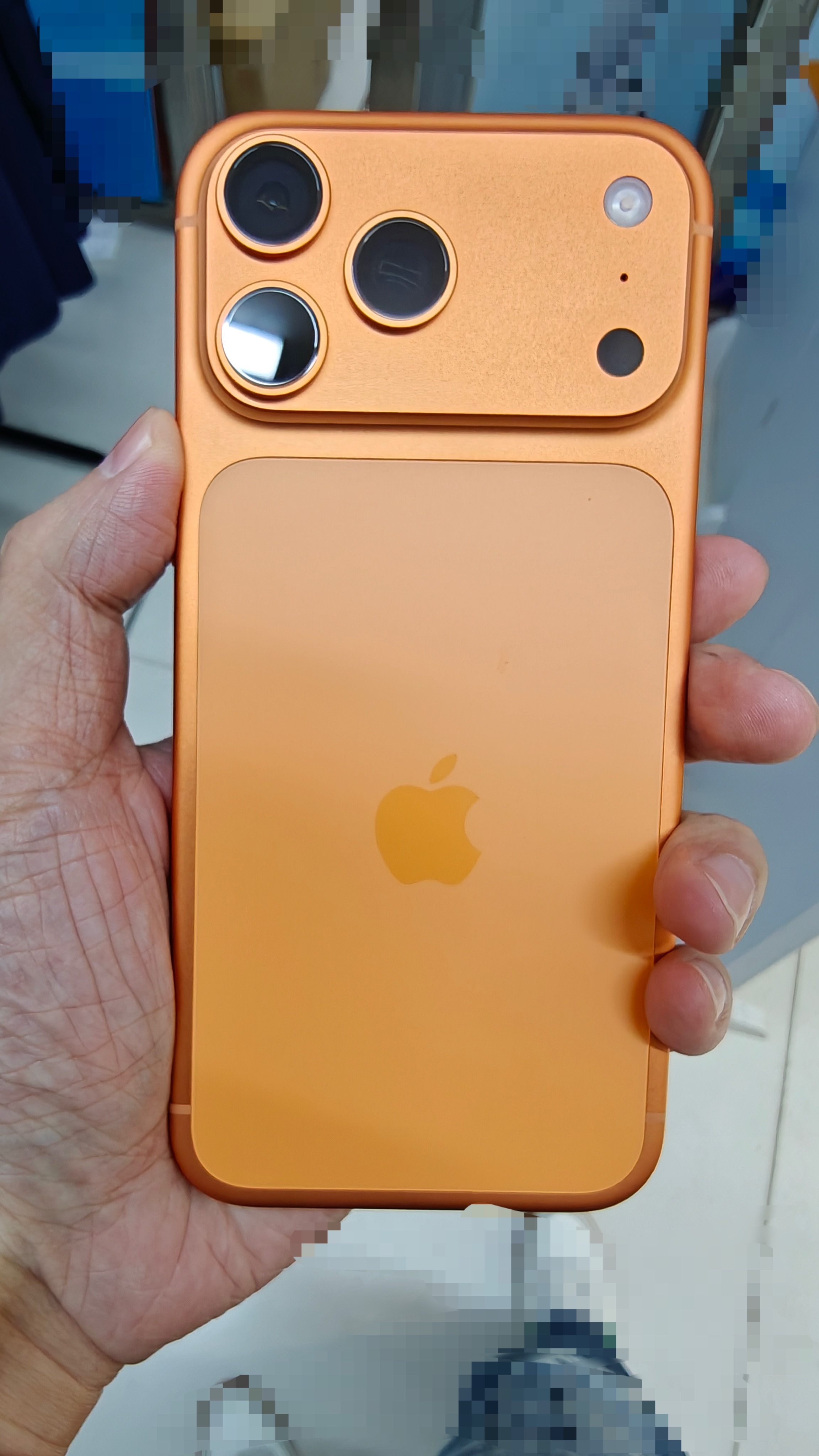 联通演示机到位了，但是没有iPhone Air，首发无缘。让朋友拍了两张iPho